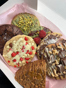 Boîte de cookies assortis : pistache, chocolat, fruits rouges, caramel et noisettes