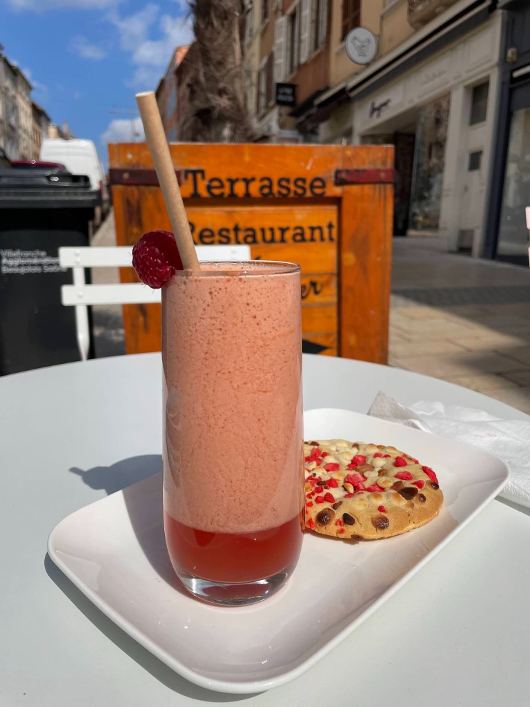 Cookie et smoothie fraise-framboise dégustés en terrasse dans les rues de Villefranche-sur-Saône